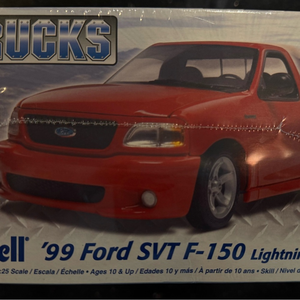 Revell 1/25 Scale '99 Ford SVT F-150 Lightning Pickup model kit - Factory Sealed